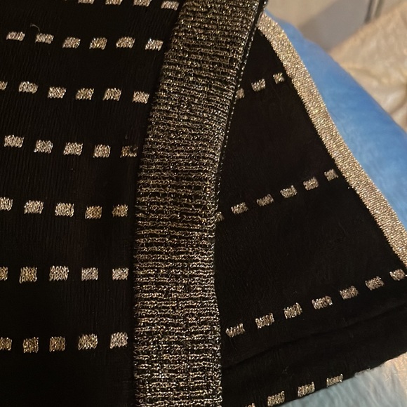A beautiful black and silver skirt with sliver trims - Picture 5 of 6